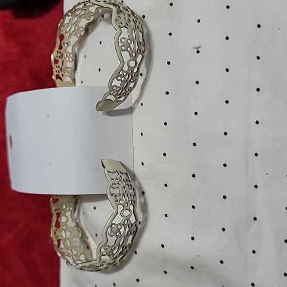 Veil (Metal cutout pattern) Hoop Earrings (11) - Picture 4 of 8